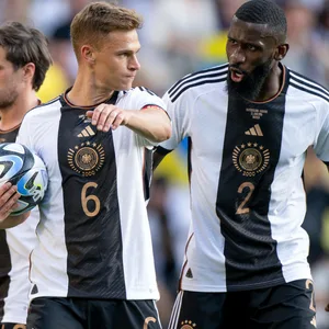 Antonio Rüdiger brüllt Joshua Kimmich etwas zu