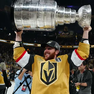 Jonathan Marchessault hebt die Stanley Cup Trophäe über seinen Kopf.