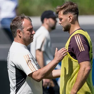 Deutschlands Trainer Flick redet beim Training mit Füllkrug