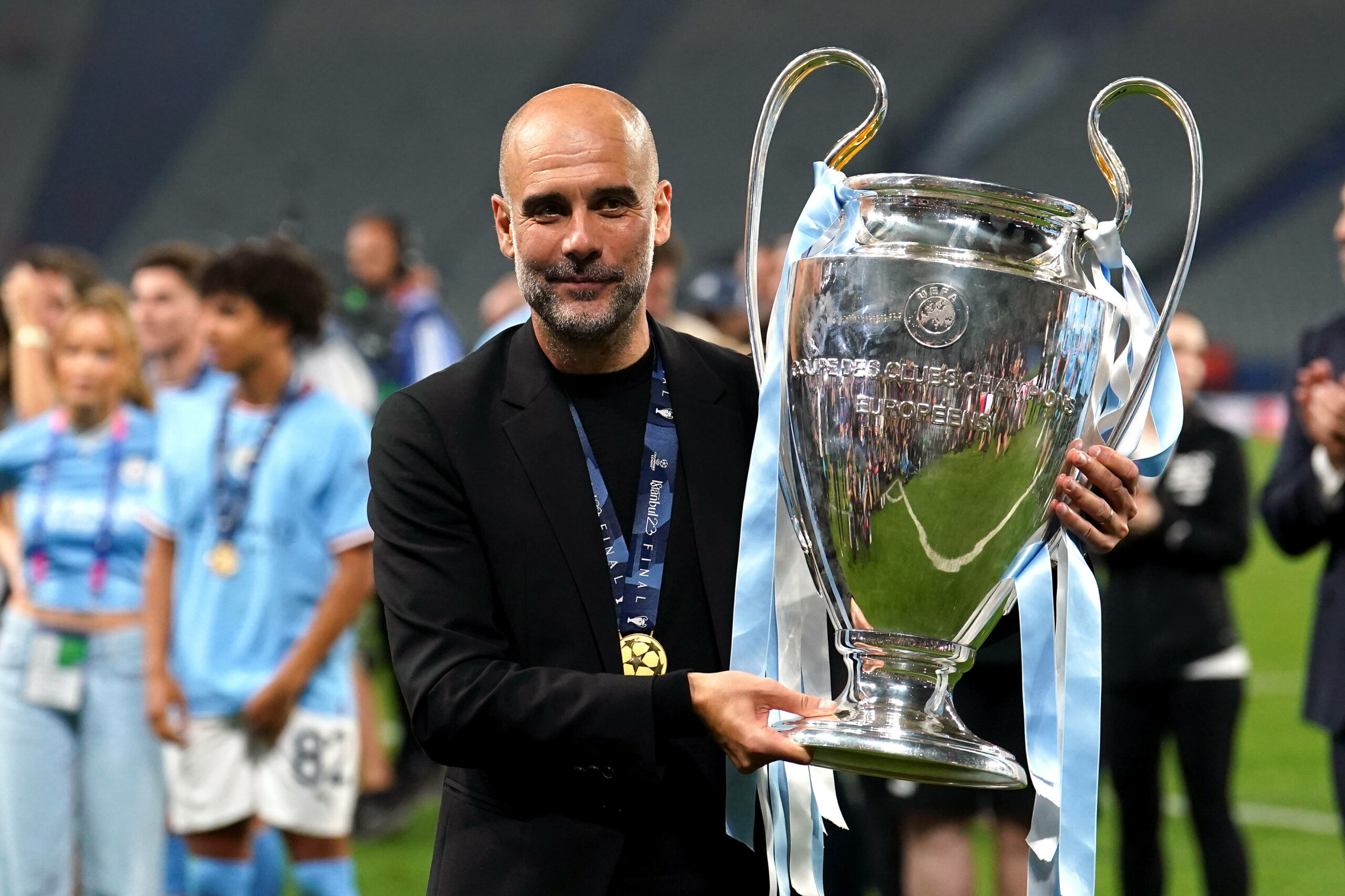 Pep Guardiola mit dem Champions League-Pokal in der Hand.