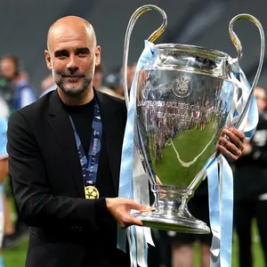 Pep Guardiola mit dem Champions League-Pokal in der Hand.