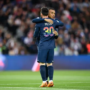 Lionel Messi und Kylian Mbappé von Paris St.-Germain