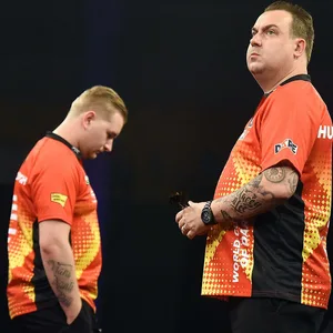 Dimitri van den Bergh und Kim Huybrechts gucken in unterschiedliche Richtungen