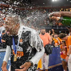 Ulms Co-Trainer Tyron MccCy wird mit Champagner bespritzt.