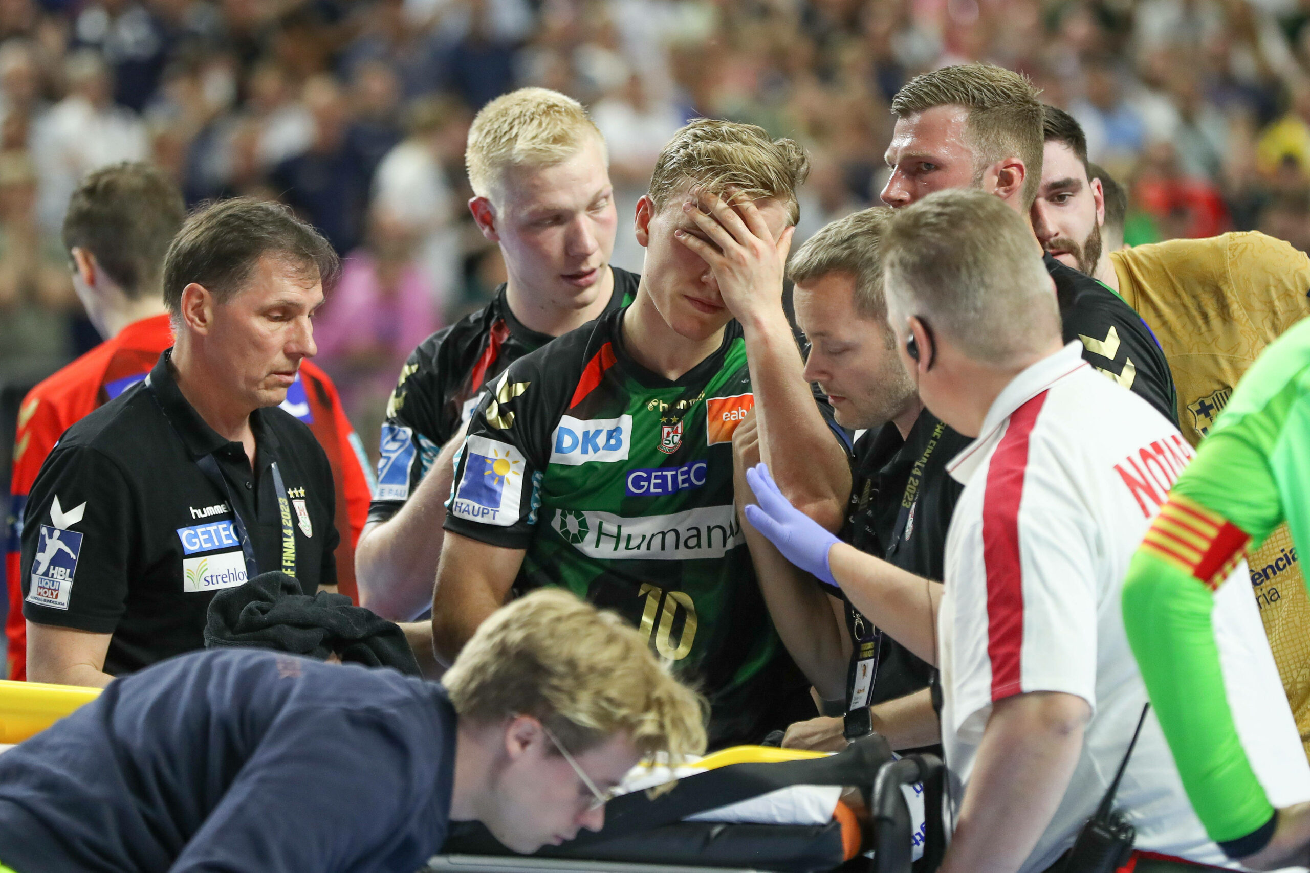 Magdeburg-Profi Kristjansson hält sich die Hand vor das Gesicht nach seiner Verletzung