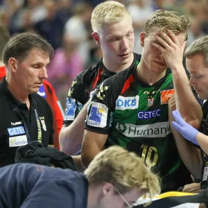 Magdeburg-Profi Kristjansson hält sich die Hand vor das Gesicht nach seiner Verletzung