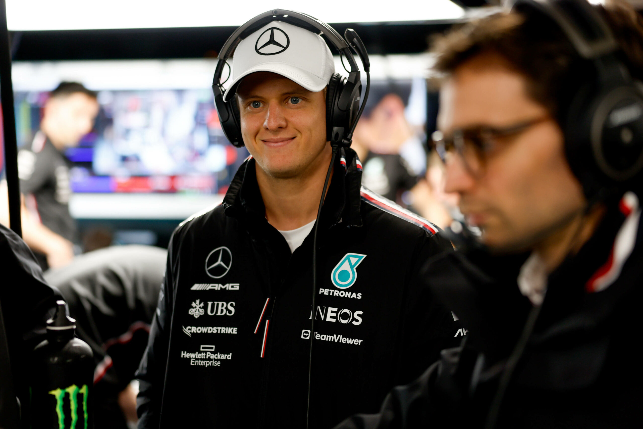 Mick Schumacher lächelt in der Garage von Mercedes.