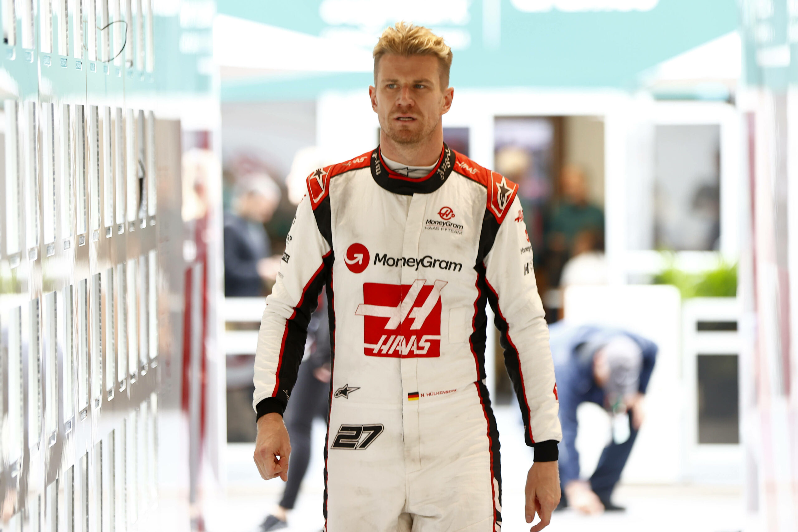 Haas-Fahrer Nico Hülkenberg geht durch seinen Rennstall beim GP in Kanada