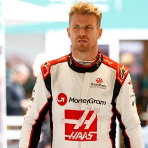 Haas-Fahrer Nico Hülkenberg geht durch seinen Rennstall beim GP in Kanada