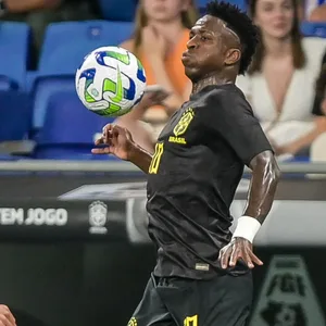 Brasiliens Vinicius Jr. im Zweikampf mit Guineas Guilavogui