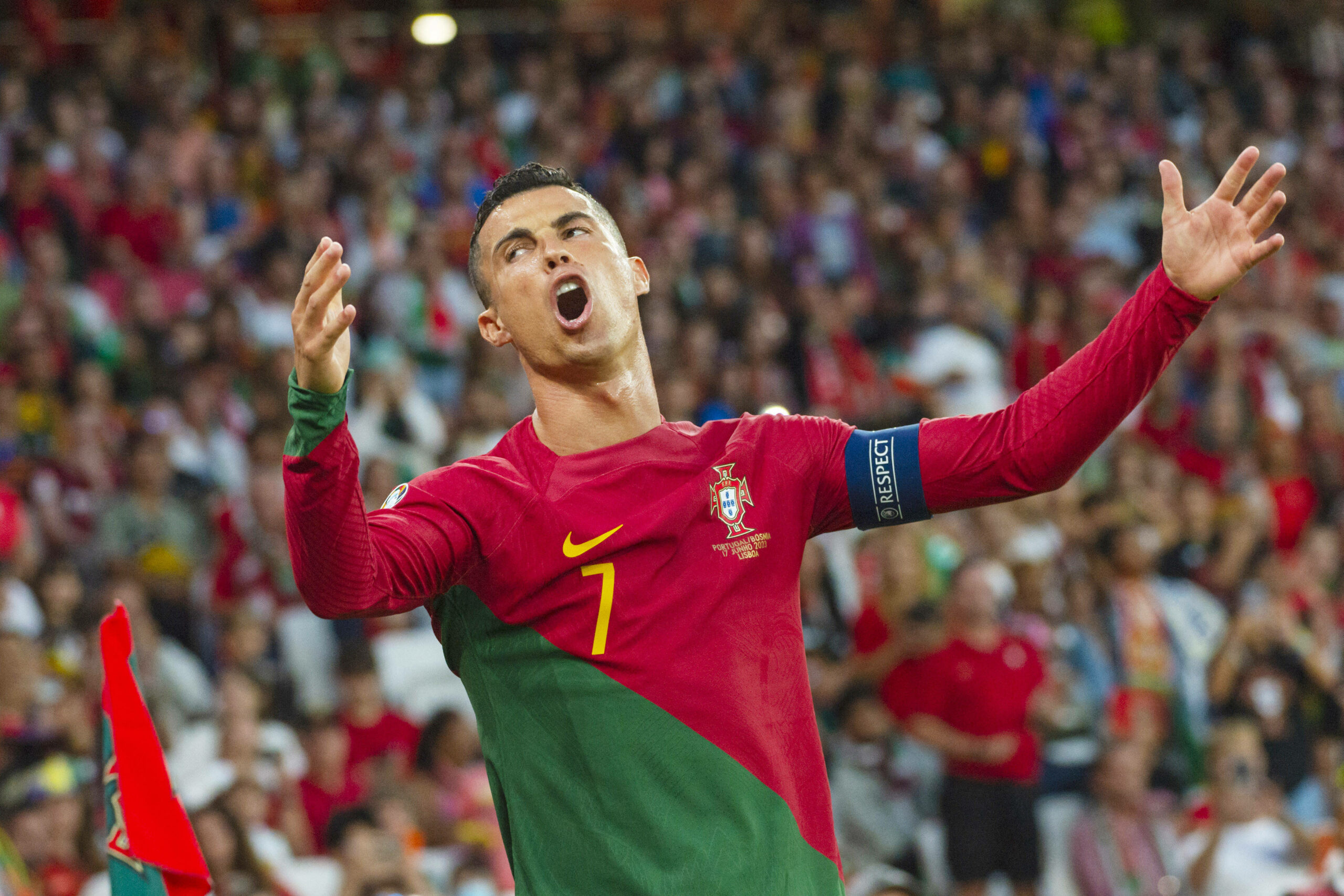 Cristian Ronaldo beschwert sich während eines Spiels von Portugal.