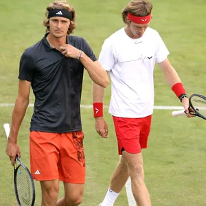 Alexander Zverev und Andrej Rublev spielen Doppel