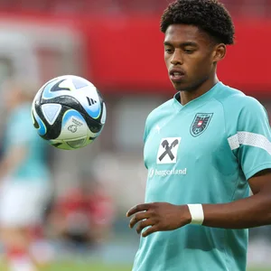 Junior Adamu im Aufwärmtrikot der österreichischen Nationalmannschaft.