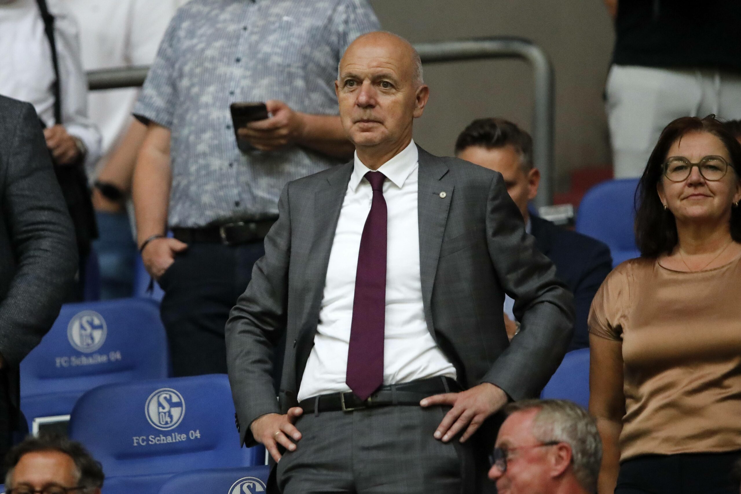 DFB Präsident Bernd Neuendorf steht in der Veltins-Arena mit den Händen in die Hüfte gestemmt.