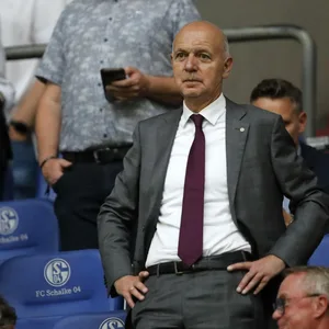DFB Präsident Bernd Neuendorf steht in der Veltins-Arena mit den Händen in die Hüfte gestemmt.