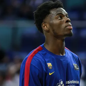 Basketballer James Nnaji vom FC Barcelona beim Aufwärmen