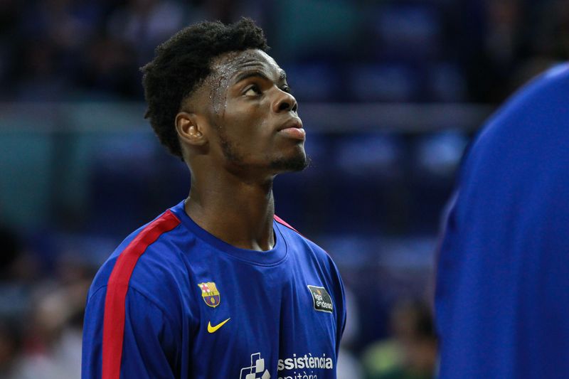 El jugador de baloncesto del FC Barcelona James Nnaji calentando