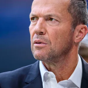 Lothar Matthäus mit ernsten Blick in der Veltins-Arena.