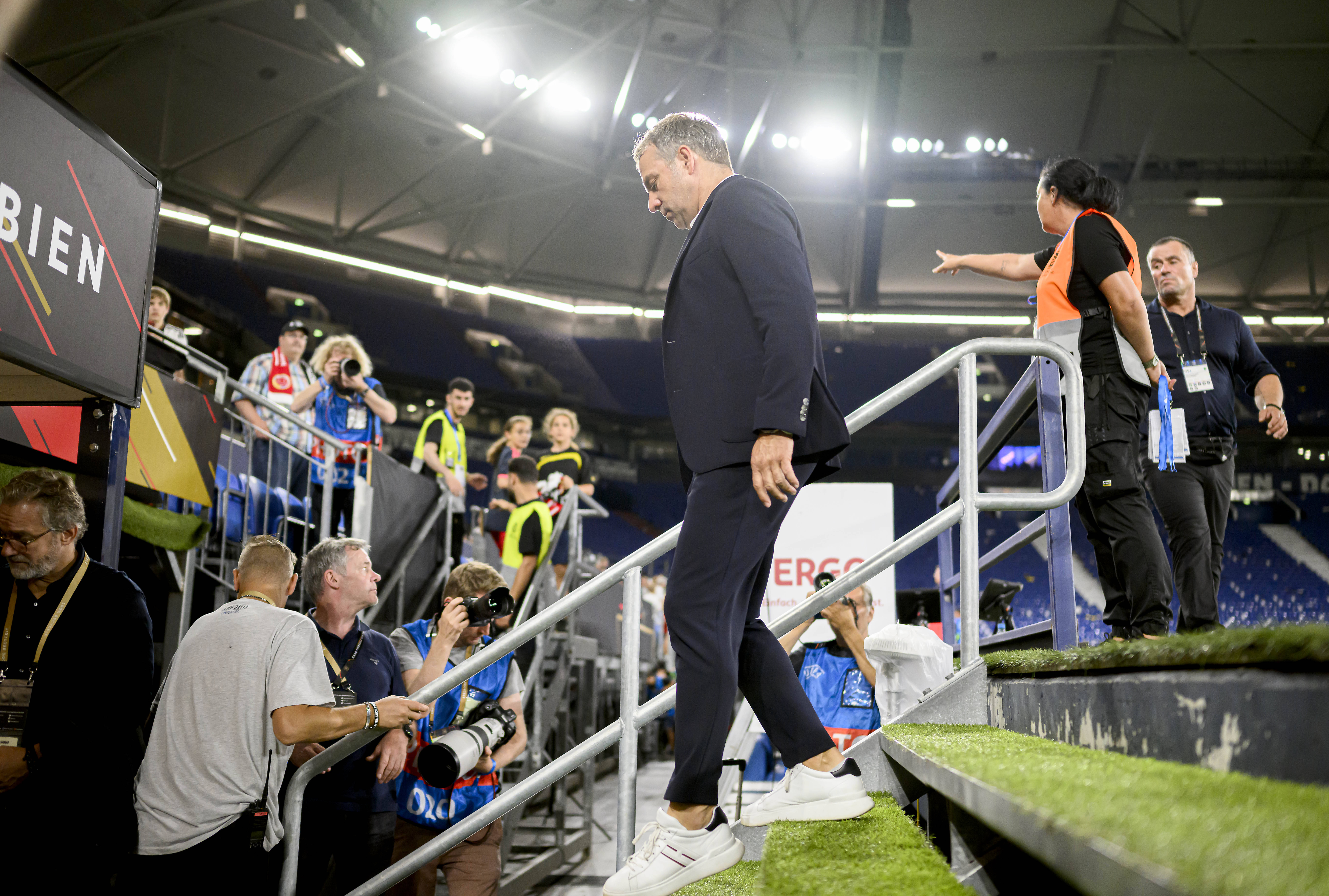 Hansi Flick verlässt den Innenraum der Veltins Arena auf Schalke.