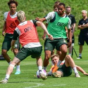 Etienne Amenyido kämpft im St. Pauli-Training um den Ball.