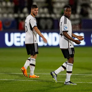 Youssoufa Moukoko breitet die Arme verstädnislos aus.