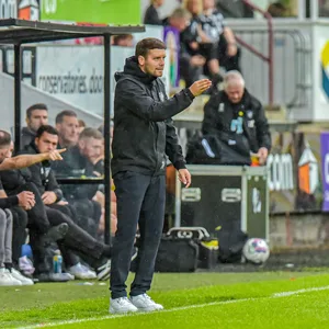 St. Pauli-Trainer Fabian Hürzeler gestikuliert beim Spiel gegen Dunfermline