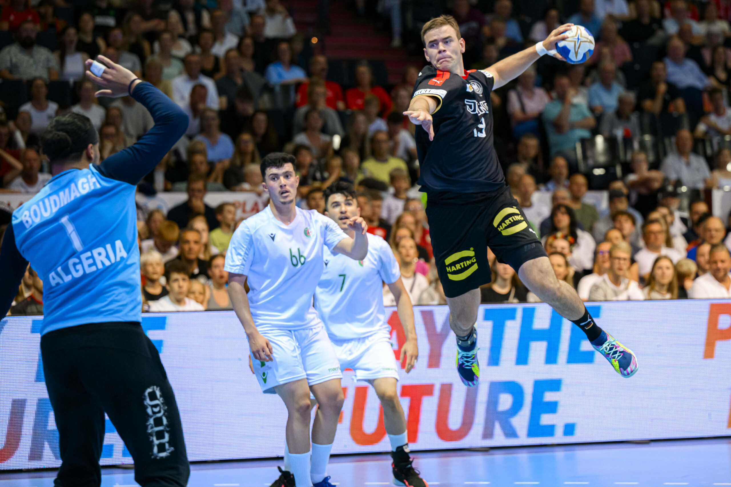 Handball-Nationalspieler Max Beneke im Spiel gegen Algerien