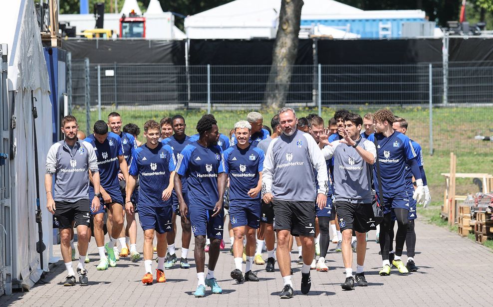 Cheftrainer Tim Walter und die HSV-Profis marschieren Richtung Trainingsplatz