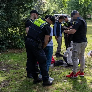 Kripo-Ermittler bei der Razzia im Dulsberg-Park am Dienstag.