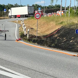 Nach einem Feuer steht eine große Fläche auf der A7 in Brand.