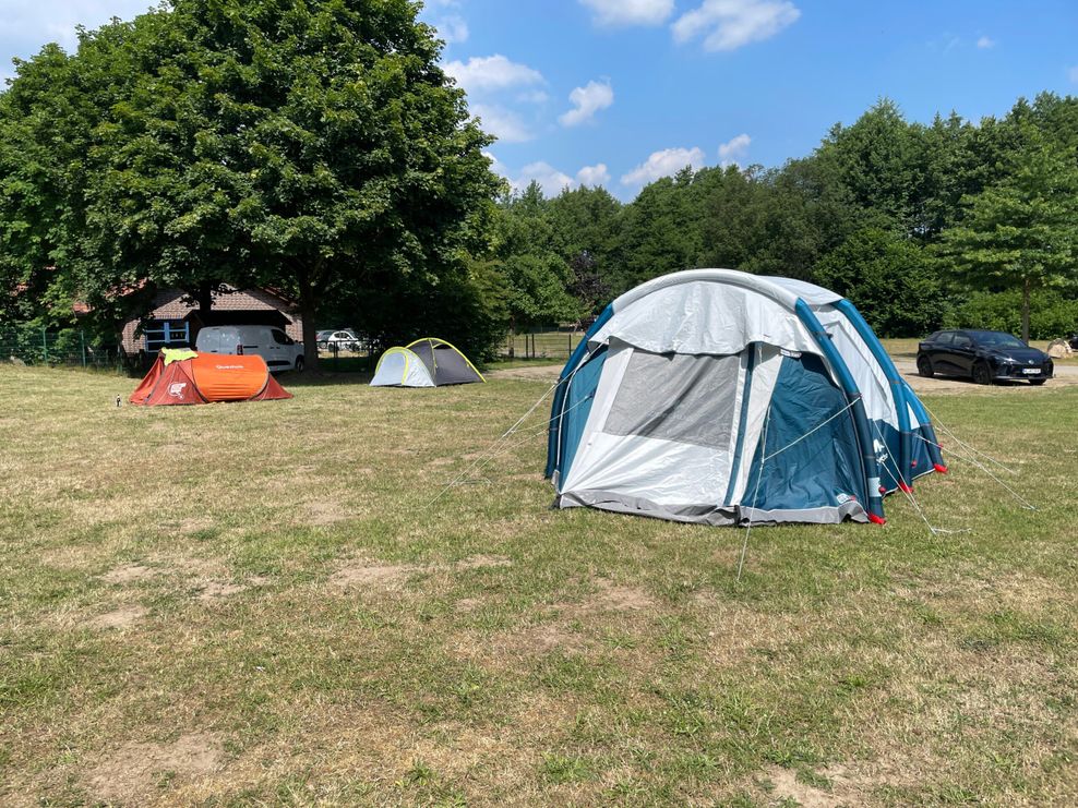 Noch wenige Zelte standen am Tag danach auf der Wiese.