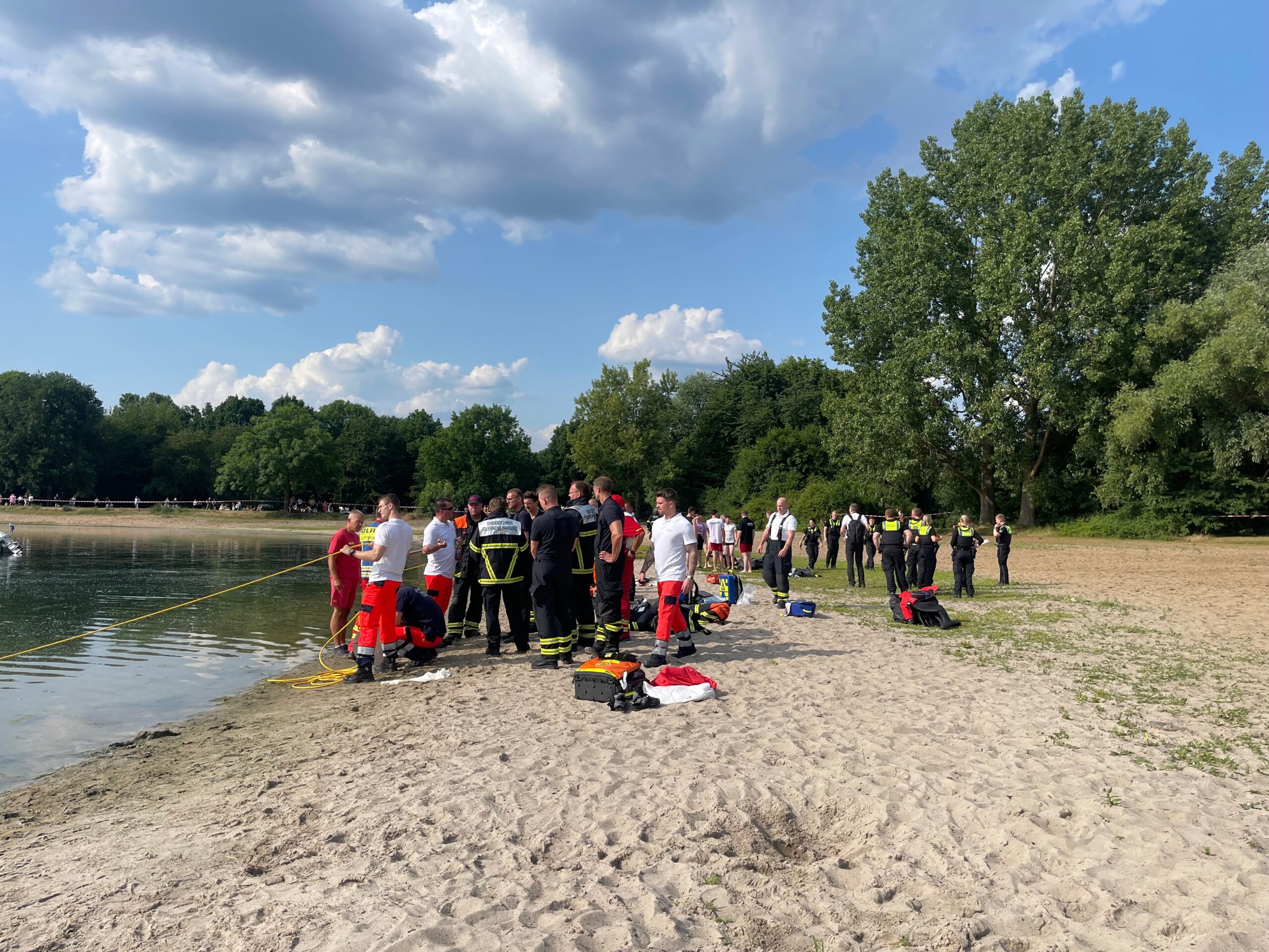 Aufnahme von alarmierten Einsatzkräfte am Unfallort.