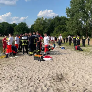 Aufnahme von alarmierten Einsatzkräfte am Unfallort.