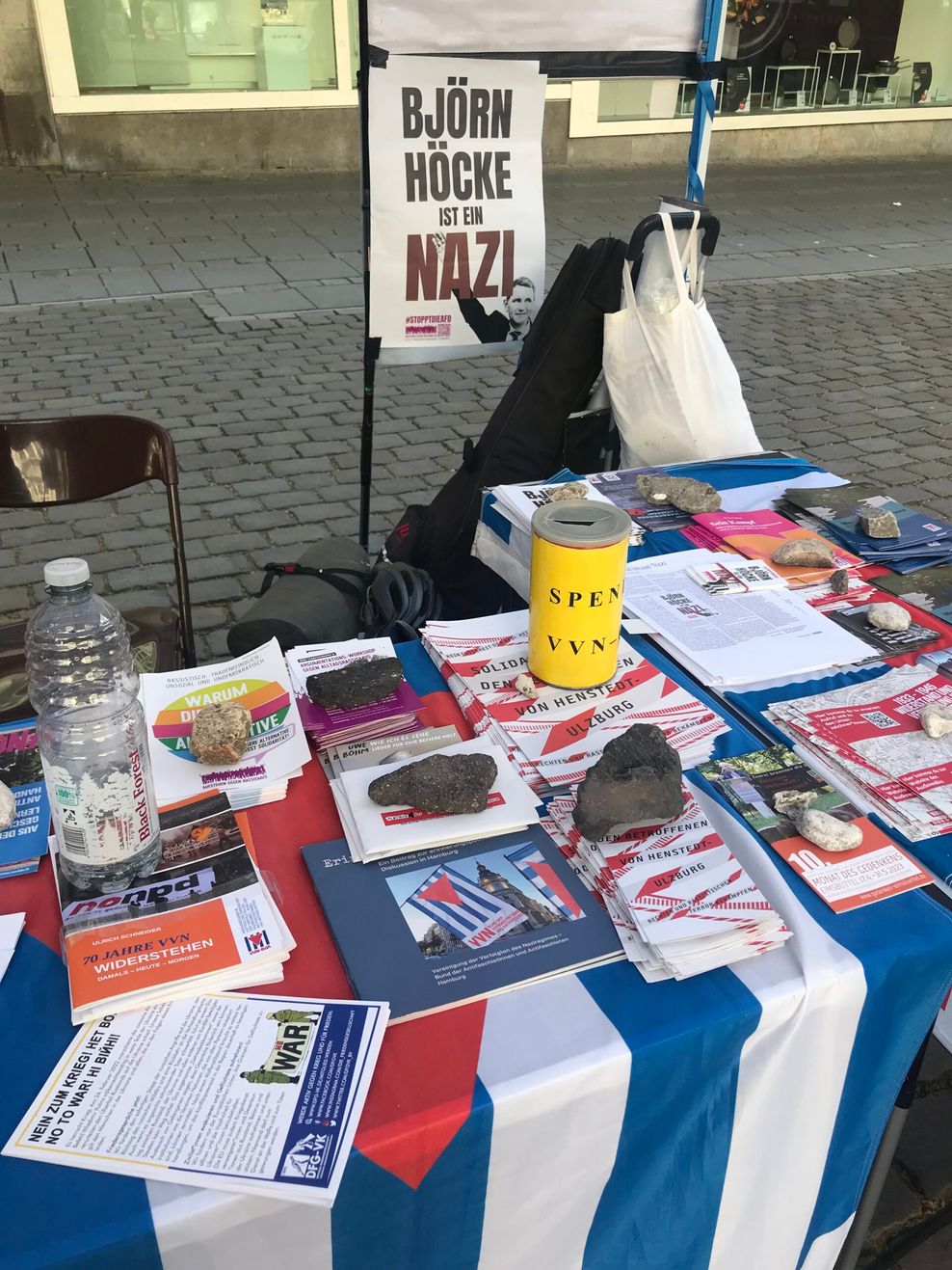 Stand mit Björn-Höckee-Plakat