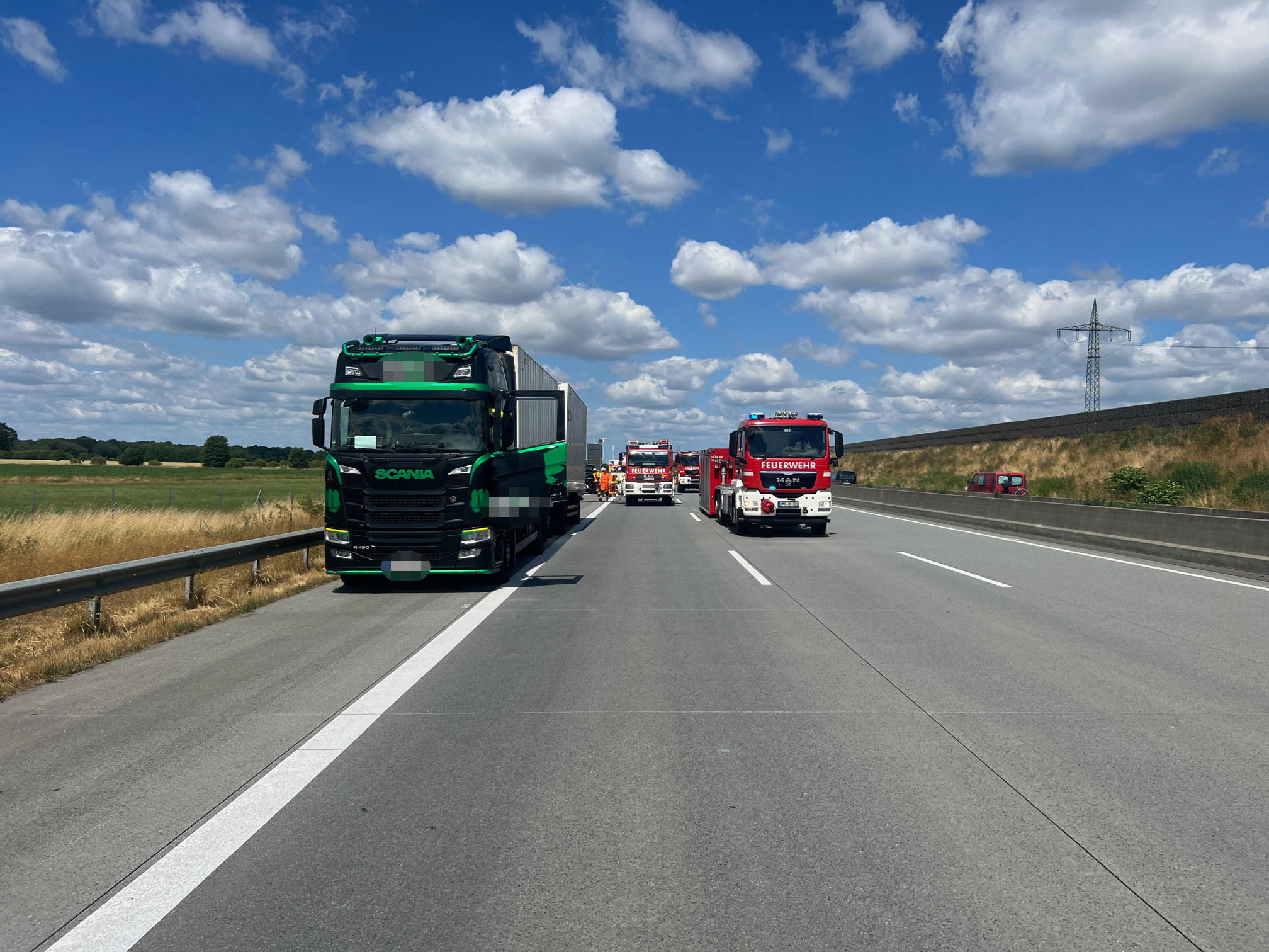 Auf der A7 bei Neumünster ist am Mittwoch ein Auto auf einen Lkw aufgefahren. Zwei Menschen wurden schwer verletzt.
