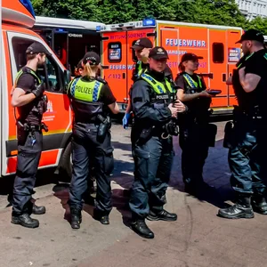 Einatzkräfte der Polizei und Feuerwehr am ZOB.