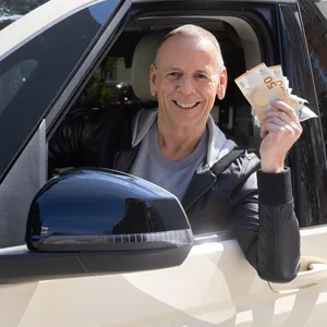 Kennen Sie den noch?! Moderator Thomas Hackenberg fährt ab Herbst wieder mit dem berühmten „Quiz Taxi“ und überrascht ahnungslose Fahrgäste.