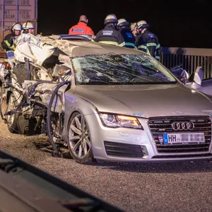 Der silberfarbene, völlig zerstörte Audi A7 auf der Köhlbrandbrücke