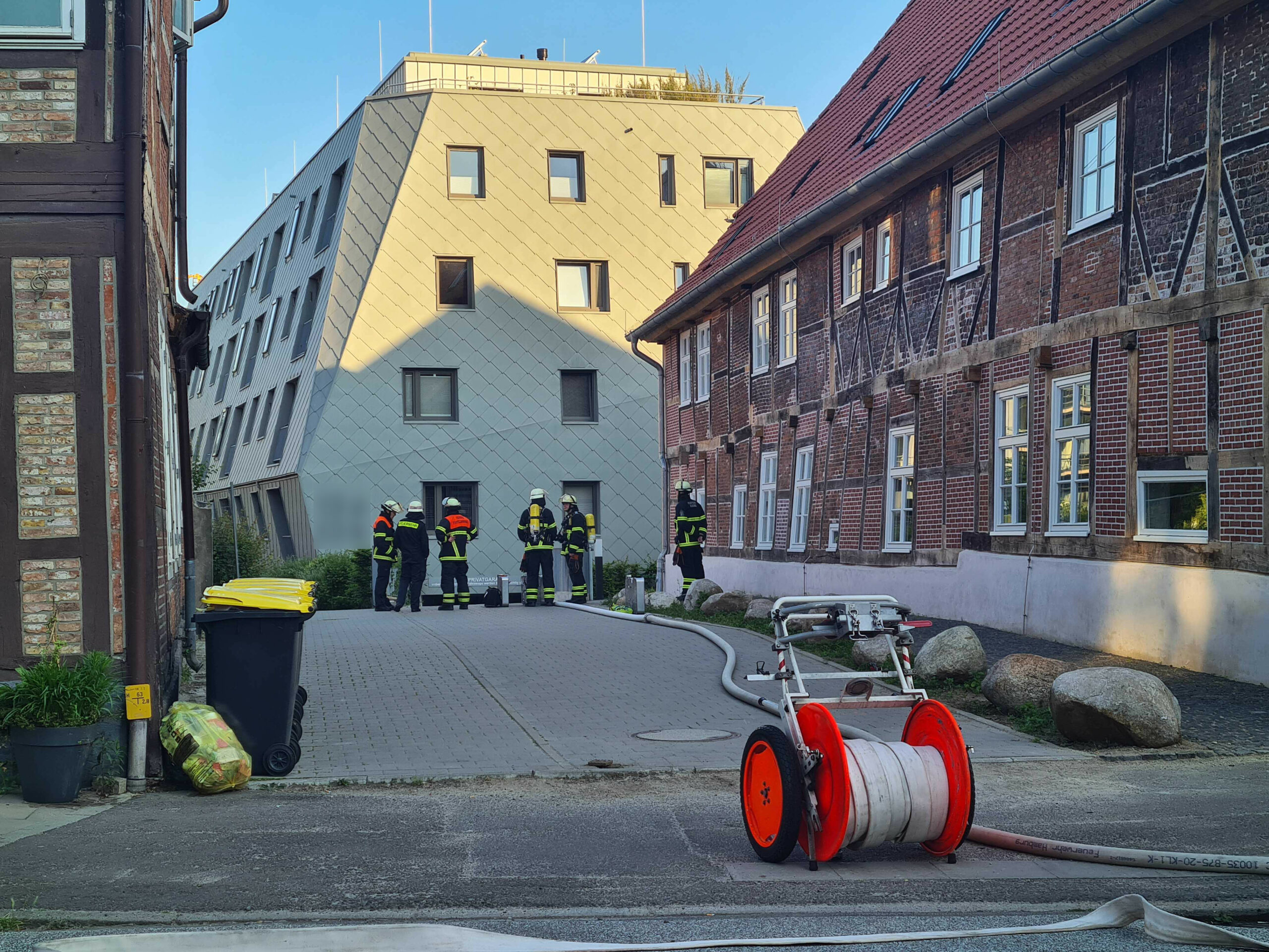 Der Einsatzort in der Harburger Schloßstraße: Die Feuerwehr rückte mit einem Großaufgebot an.