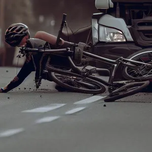 Rechtsabbiege-Unfall: ein Lkw hat ein Fahrrad überrollt (Dieses Bild wurde mit künstlicher Intelligenz erstellt.)