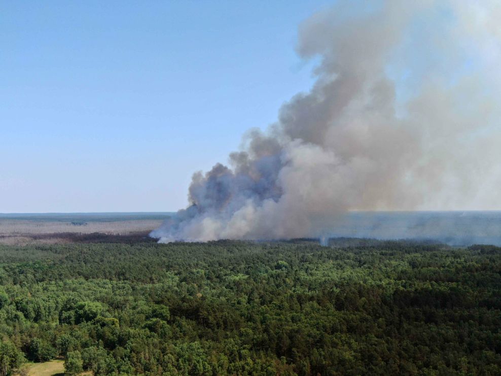 Großalarm: Auf dem ehemaligen Truppenübungsplatz bei Lübtheen im südwestlichen Mecklenburg ist am Montag ein Feuer ausgebrochen.