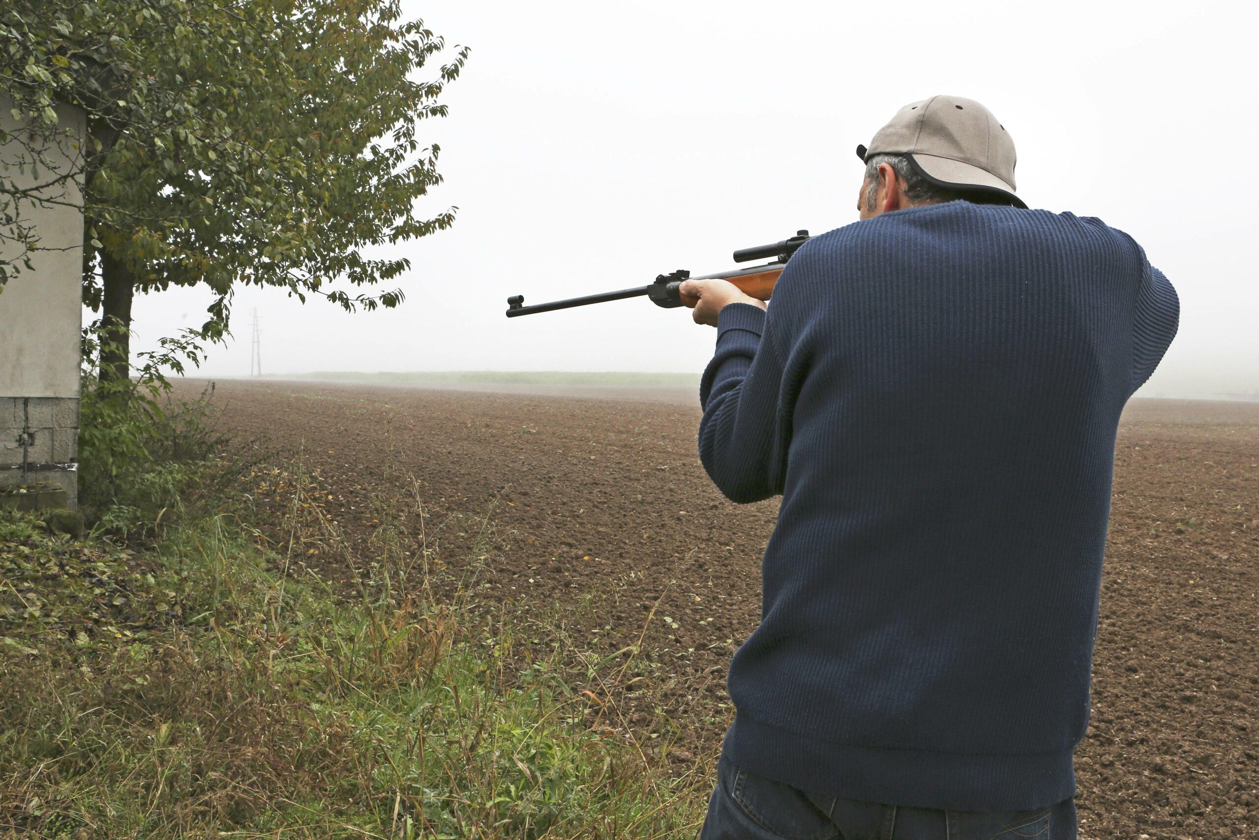 Ein Mann ballert auf seinem Grundstück mit einem Luftgewehr herum (Symbolbild).