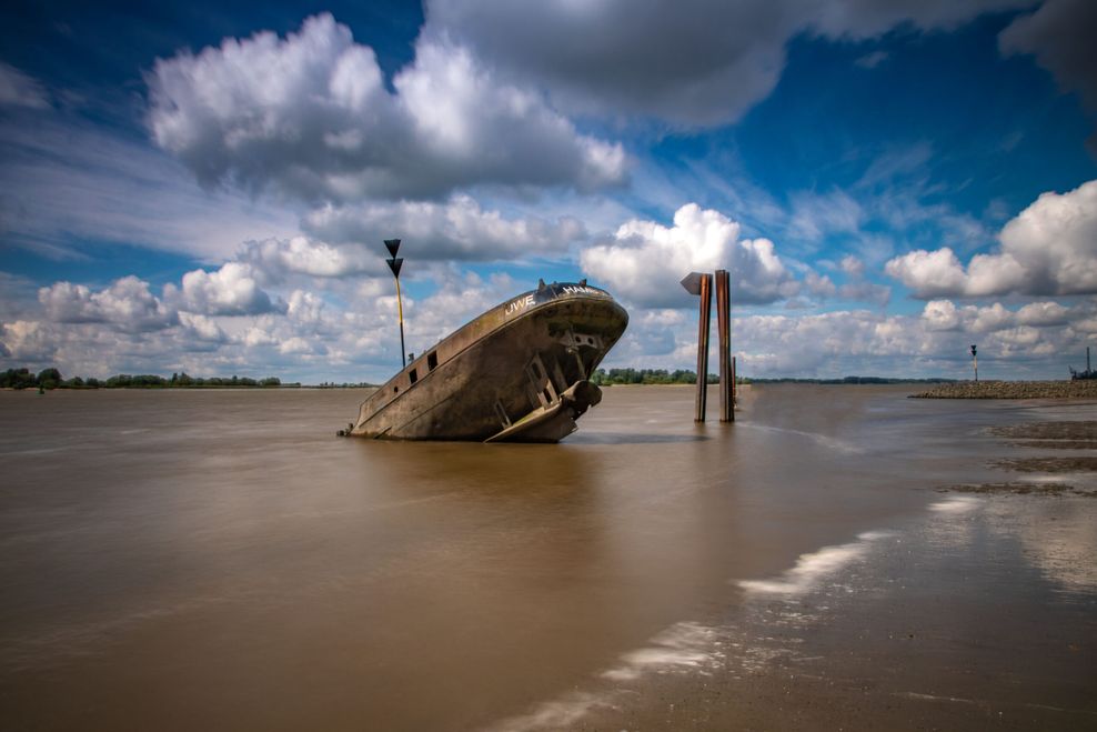 Dienen heute als Wellenbrecher: Die Schiffswracks am Falkensteiner Ufer
