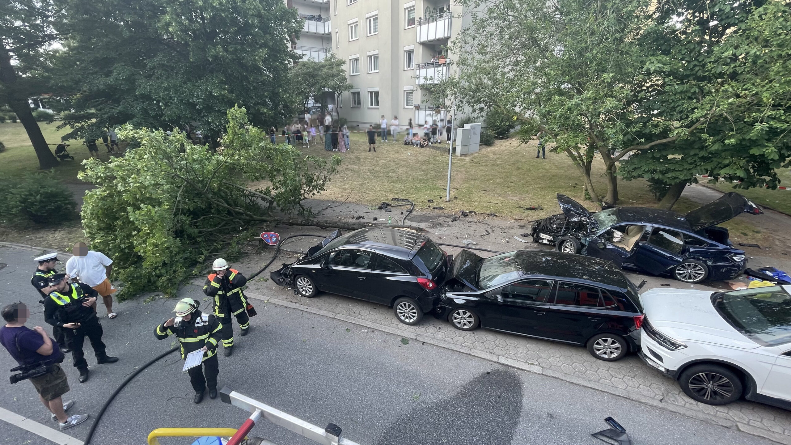 Unfall Hamburg Auto überschlagen Verletzte