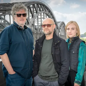 Regisseur Matthias Glasner (l-r), Jürgen Vogel, Elisa Schlott und Ivar Wafaei bei Dreharbeiten zur Miniserie „Informant (AT)“.