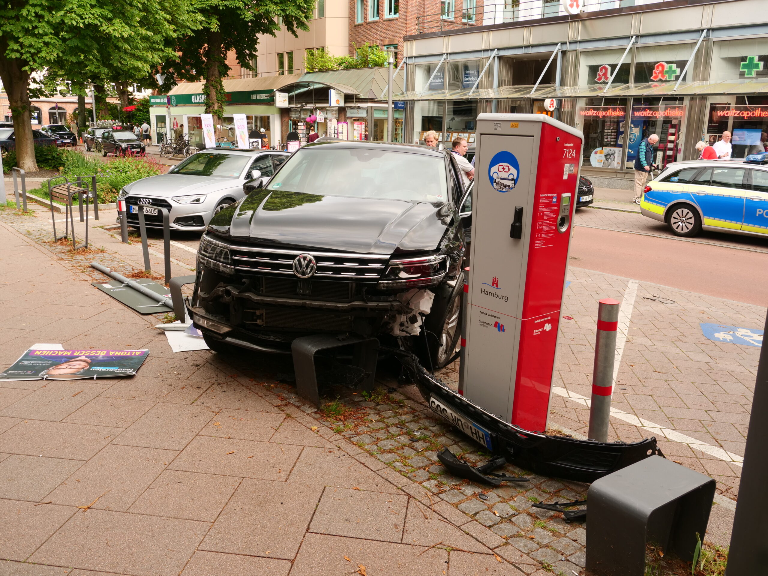 Unfall-Auto an der Waitzstraße