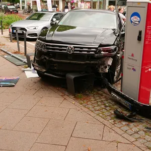 Unfall-Auto an der Waitzstraße