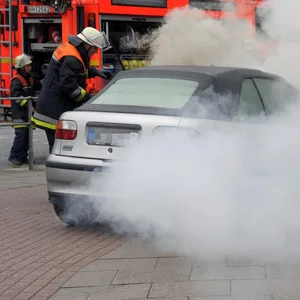 Auto brennt in Lübecker werkstatt – angestellter bei Löschversuchen verletzt