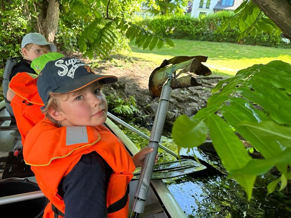 Ein Schüler der Fridtjof-Nansen-Schule hat ein Stück verostetes Metall aus der Alster gefischt.