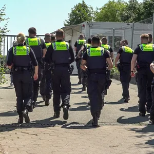 Ein Großaufgebot der Polizei bei der Dursuchung der Flüchtlingunterkunft.
